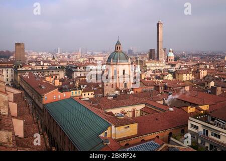 Italien, Emilia Romagna, Bologna, Gesamtansicht der Altstadt mit dem Heiligtum Santa Maria della Vita, dem Turm Asinelli (12. Jahrhundert), der auf 97.2 m gipfelt, und dem Turm Garisenda Stockfoto