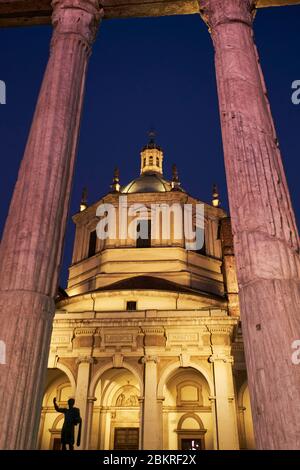 Italien, Lombardei, Mailand, Ticinese Viertel, Basilika von Sankt Lorenz (Chiesa di San Lorenzo Maggiore) vor den Säulen von Sankt Lorenz (San Lorenzo Säule), römische Ruinen aus dem zweiten Jahrhundert Stockfoto