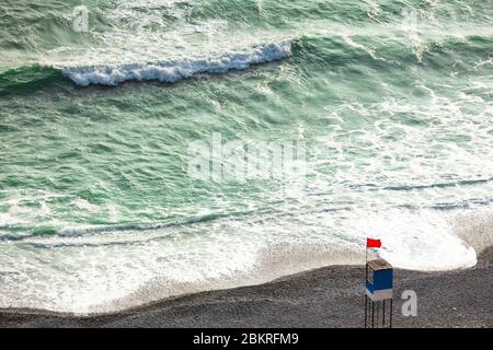 Leerer Strand mit einem verlassenen Aussichtsturm. Stockfoto