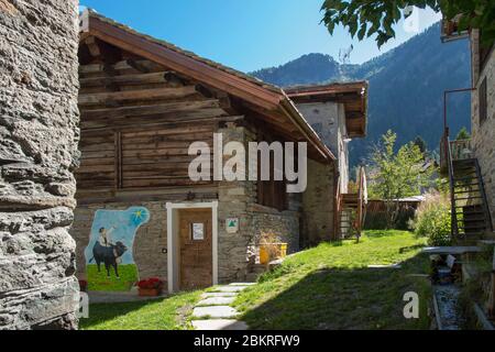 Italien, Aostatal, Cognetal, traditionelles Holz- und Steinhaus im Ortsteil Lillaz bei Cogne Stockfoto