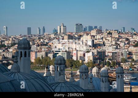 Türkei, Istanbul, Suleymaniye Moschee, von der Esplanade, Blick auf die Kuppeln der Nebengebäude und den Stadtteil Galata Stockfoto