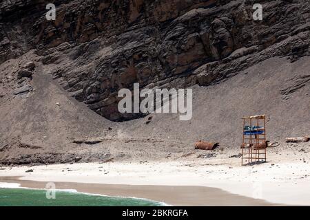 Leerer Strand mit einem verlassenen Aussichtsturm. Stockfoto