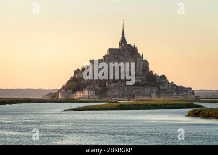 Frankreich, Manche, Le Mont-Saint-Michel, Sonnenuntergang vom Ufer des Couesnon