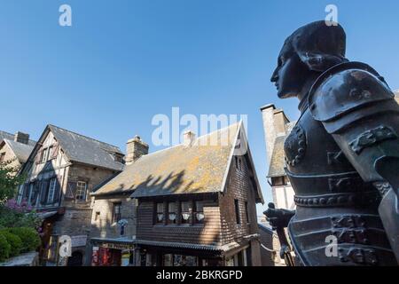 Frankreich, Manche, Le Mont-Saint-Michel, Statue von Jeanne d'Arc vor dem Eingang zur Kirche Saint-Pierre Stockfoto