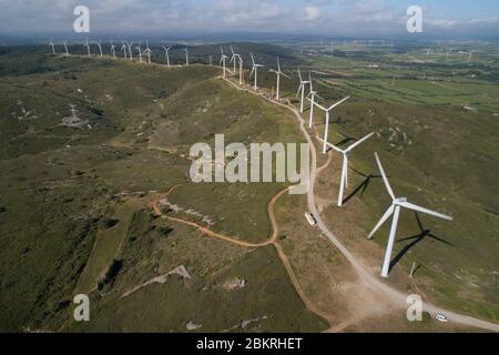 Frankreich, Aude, Nevian, Windpark Grande Garrigue de Nevian, bestehend aus 21 Windturbinen, 0,85 MW gamesa eolica Turbine für eine Gesamtleistung von 17.55 MW, Compagnie du vent LCV, Engie Green, Tochtergesellschaft von '' Engie spezialisiert auf erneuerbare Energien (Luftaufnahme) Stockfoto