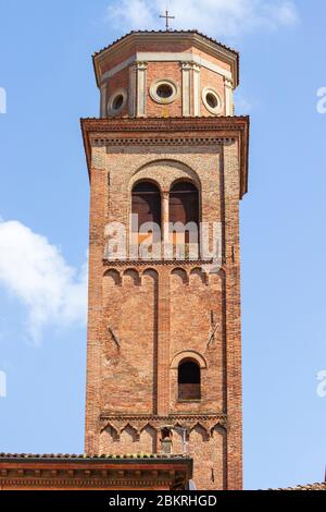 Detail des Glockenturms (Campanile) der Kathedrale von Cesena / Cattedrale di San Giovanni Battista. Stockfoto