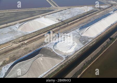 Frankreich, Gard, Camargue, salines d'Aigues Mortes, Salins du Midi, Industriegebiet und Salzhaufen (Luftaufnahme) Stockfoto