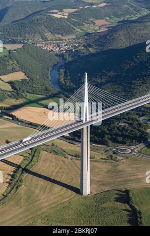 Frankreich, Aveyron, regionaler Naturpark Grands Causses, Viadukt Millau, Architekten Michel Virlogeux und Norman Foster, zwischen Causse du Larzac und Causse de Sauveterre über dem Tarn (Luftaufnahme) Stockfoto