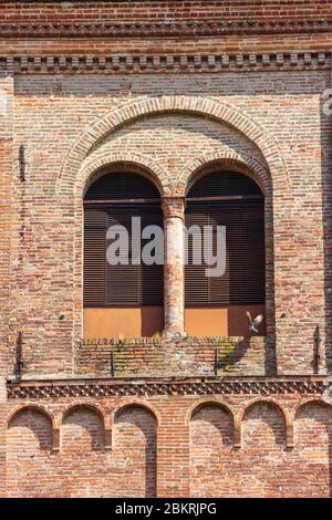 Detail des Glockenturms (Campanile) der Kathedrale von Cesena / Cattedrale di San Giovanni Battista. Stockfoto