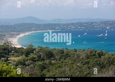Frankreich, Var, Ramatuel, Halbinsel Saint Tropez, Strand Pampelonne und seine Yachten ab Cap Camarat Stockfoto
