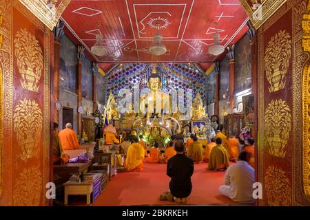 CHIANG MAI, THAILAND - 13. OKTOBER 2015: Buddhistische Mönche führen Meditationsrituale während des Abendgebets im Wat Phra That Doi Suthep, einem Tempel auf Doi, durch Stockfoto