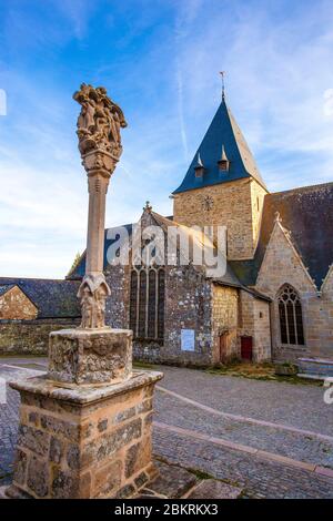 Frankreich, Morbihan, Rochefort en Terre, der Kalvarienberg und die Kirche Notre Dame de la Tronchaye in Rochefort en Terre, dem Lieblingsdorf der Franzosen 2016 Stockfoto