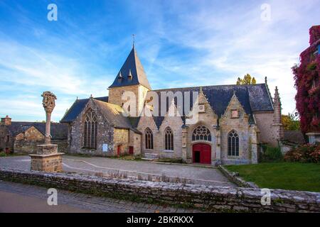 Frankreich, Morbihan, Rochefort en Terre, der Kalvarienberg und die Kirche Notre Dame de la Tronchaye in Rochefort en Terre, dem Lieblingsdorf der Franzosen 2016 Stockfoto