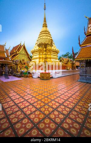 Wat Phra That Doi Suthep Tempel von Chiang Mai, Thailand in der Dämmerung. Stockfoto