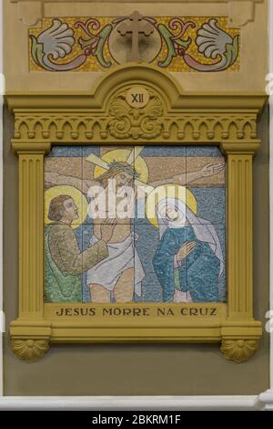 12. Stationen des Kreuzes, Jesus stirbt am Kreuz portugiesisch Stockfoto