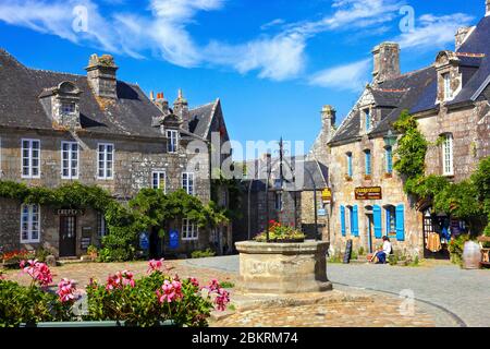 Frankreich, Finistere, Locronan, gekennzeichnet Les Plus Beaux Villages de France, der Kirchplatz, seine Steinhäuser und sein Brunnen Stockfoto