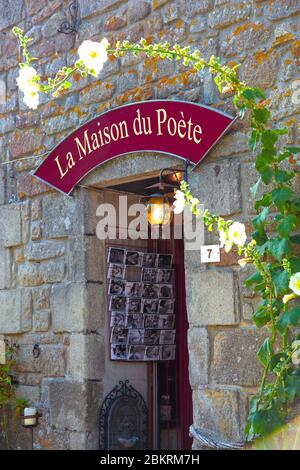 Frankreich, Finistere, Locronan, beschriftet Les Plus Beaux Villages de France, Detail der Fassade eines Geschäfts Stockfoto