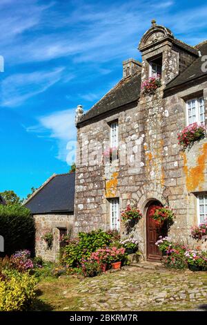 Frankreich, Finistere, Locronan, beschriftet Les Plus Beaux Villages de France, Detail der Fassade eines Hauses Stockfoto