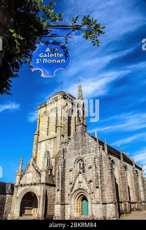 Frankreich, Finistere, Locronan, gekennzeichnet Les Plus Beaux Villages de France, Zeichen eines Geschäfts vor der Kirche Saint Ronan Stockfoto