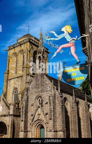 Frankreich, Finistere, Locronan, gekennzeichnet Les Plus Beaux Villages de France, Zeichen eines Geschäfts vor der Kirche Saint Ronan Stockfoto