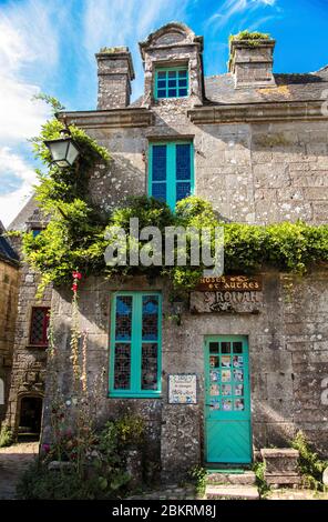 Frankreich, Finistere, Locronan, beschriftet Les Plus Beaux Villages de France, Detail der Fassade eines Hauses Stockfoto