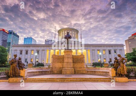 COLUMBUS, OHIO - 12. AUGUST 2019: Das Ohio Statehouse bei Sonnenaufgang in Columbus. Stockfoto