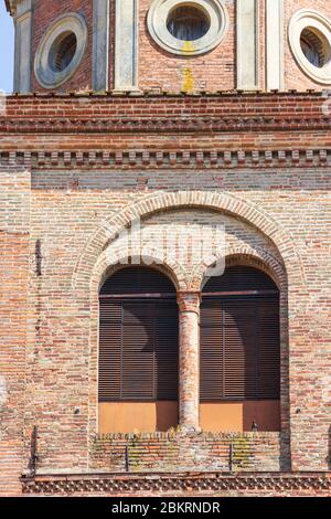 Detail des Glockenturms (Campanile) der Kathedrale von Cesena / Cattedrale di San Giovanni Battista. Stockfoto