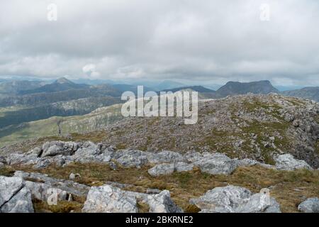 Blick nach Norden vom Gipfel des Fuar Bheinn in Nw Schottland. Garbh Beinn auf der rechten Seite und Beinn Resipol auf der linken Seite Stockfoto