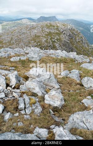 Blick nach Norden vom Gipfel des Fuar Bheinn in Nw Schottland. Beinn Resipol ist der konische Hügel. Stockfoto