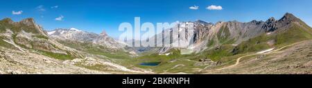 Frankreich, Savoie, Champagny-le-Haut, Nationalpark Vanoise, Tour du Vallaisonnay, Panoramablick vom Col du Palet (2652 m) auf der gleichnamigen Schutzhütte, im Hintergrund sieht man rechts die D?me de la Sache (3588m), die D?me des Plati?res (3473m) und den Mont Pourri (3779m), Links die Gipfel des Pich?res (3324m) Stockfoto