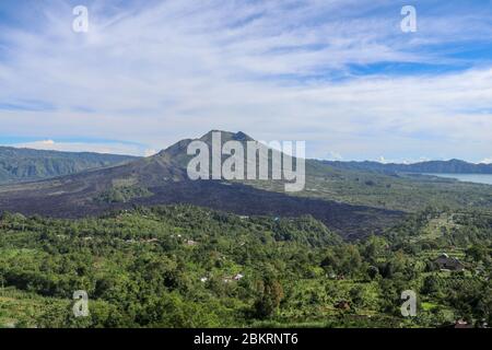 Ein idyllischer Blick auf den Gipfel des Batur und den Danau Batur See. Es gibt einen Pfad entlang des Batur Vulkans Rand. Vulkanische Landschaft von Bali, Indonesien Stockfoto