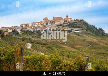 Mittelalterliches Dorf La Morra über Weinbergen von Nebbiolo Trauben in der Nähe von Barolo, Piemonte, Italien Stockfoto