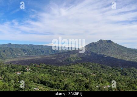 Ein idyllischer Blick auf den Gipfel des Batur und den Danau Batur See. Es gibt einen Pfad entlang des Batur Vulkans Rand. Vulkanische Landschaft von Bali, Indonesien Stockfoto