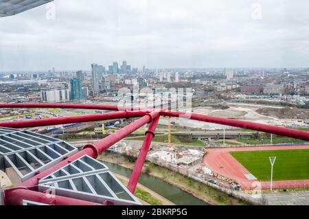 Touristen mit Blick auf Canary Wharf und die Londoner Skyline von der Aussichtsplattform ArcelorMittal Orbit im Queen Elizabeth Olympic Park Stockfoto