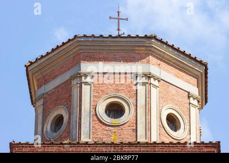 Detail des Glockenturms (Campanile) der Kathedrale von Cesena / Cattedrale di San Giovanni Battista. Stockfoto