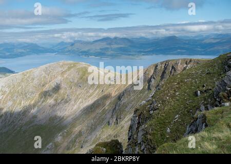 Blick Richtung Loch Leven über Loch Linnhe. Beinn a Bhethir in der Mitte und der Pap of Glen Coe links sind deutlich sichtbar Stockfoto