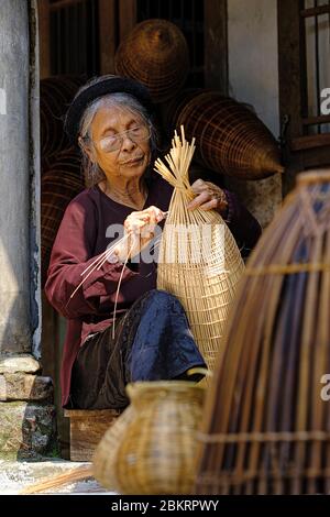 Vietnam, Provinz Hung Yen, in der Nähe von Hanoi, Dorf Su Thy, Bambuskorbwerk, Fischfalle Stockfoto