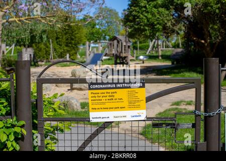 Brockwell Park, Großbritannien. Mai 2020. Ein Kinderspielplatz ist geschlossen, um die Ausbreitung des Coronavirus im Brockwell Park, South London, während der Coronavirus-Lockdown zu verhindern. Brockwell Park ist ein 50.8 Hektar großer Park südlich von Brixton, neben Herne Hill und Tulse Hill im Süden Londons, England. (Quelle: Sam Mellish/Alamy Live News) Stockfoto