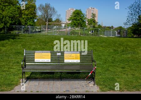 Brockwell Park, Großbritannien. Mai 2020. Parkbänke und Kinderspielbereiche wurden geschlossen und mit rotem und weißem Klebeband abgedichtet, um die Ausbreitung des Coronavirus im Brockwell Park, South London, während der Coronavirus-Lockdown zu verhindern. Brockwell Park ist ein 50.8 Hektar großer Park südlich von Brixton, neben Herne Hill und Tulse Hill im Süden Londons, England. (Quelle: Sam Mellish/Alamy Live News) Stockfoto