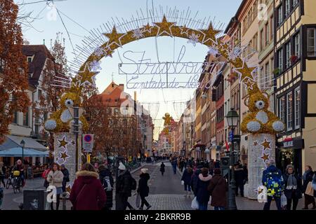 Frankreich, Bas Rhin, Straßburg, Altstadt als Weltkulturerbe von der UNESCO, der große Bogen &#x201c; Straßburg, der Hauptstadt von Weihnachten &#x201d; am Eingang der Straße von dem alten Fischmarkt entfernt Stockfoto