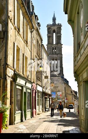Frankreich, Aisne, Laon, die Oberstadt, Rue Chatelaine und Notre-Dame de Laon Kathedrale, gotische Architektur Stockfoto