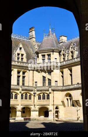 Frankreich, Oise, Pierrefonds, Pierrefonds Schloss im 14. Jahrhundert von Louis von Orleans gebaut und von Viollet le Duc im 19. Jahrhundert renoviert, Ehrenhof Stockfoto