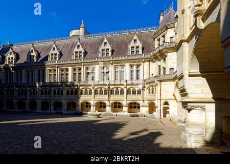 Frankreich, Oise, Pierrefonds, Pierrefonds Schloss im 14. Jahrhundert von Louis von Orleans gebaut und von Viollet le Duc im 19. Jahrhundert renoviert, Ehrenhof Stockfoto