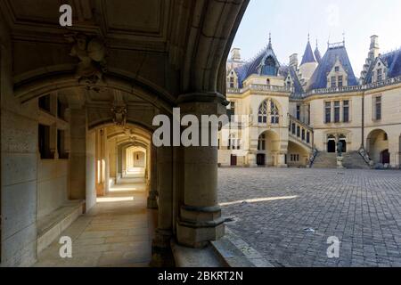 Frankreich, Oise, Pierrefonds, Pierrefonds Schloss im 14. Jahrhundert von Louis von Orleans gebaut und von Viollet le Duc im 19. Jahrhundert renoviert, Ehrenhof Stockfoto