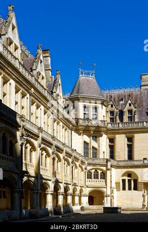 Frankreich, Oise, Pierrefonds, Pierrefonds Schloss im 14. Jahrhundert von Louis von Orleans gebaut und von Viollet le Duc im 19. Jahrhundert renoviert, Ehrenhof Stockfoto