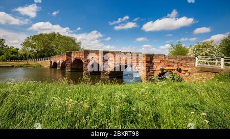 Die Sandsteinbrücke über den Avon River bei Eckington Wharf in Worcestershire, England Stockfoto