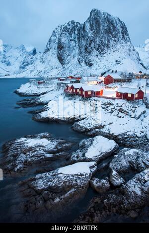 Norwegen, Nordland County, Lofoten Inseln, Hamnoy, Dorf bei Nacht Stockfoto