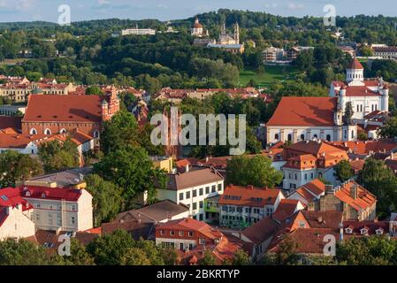 Litauen (Baltikum), Vilnius, historisches Zentrum, UNESCO-Weltkulturerbe vom Hügel Gediminas, links von der Kirche St. Anne und St. Francis, rechts von der orthodoxen Kathedrale von Theotokos Stockfoto