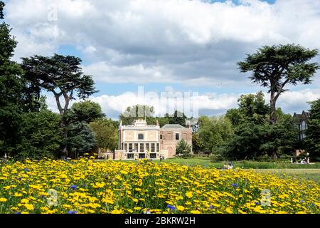 LONDON - JULI 2019: Pizthanger Manor, ein historisches Haus in Ealing, West London - vor kurzem als lokale Attraktion mit Galerie und Gelände wiedereröffnet Stockfoto