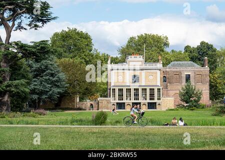 LONDON - JULI 2019: Pizthanger Manor, ein historisches Haus in Ealing, West London - vor kurzem als lokale Attraktion mit Galerie und Gelände wiedereröffnet Stockfoto